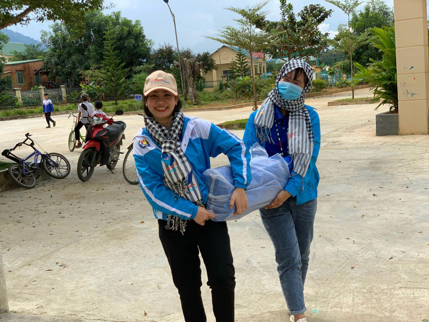 Nữ Bí thư Đoàn 9X duyên dáng, mê thiện nguyện ảnh 16