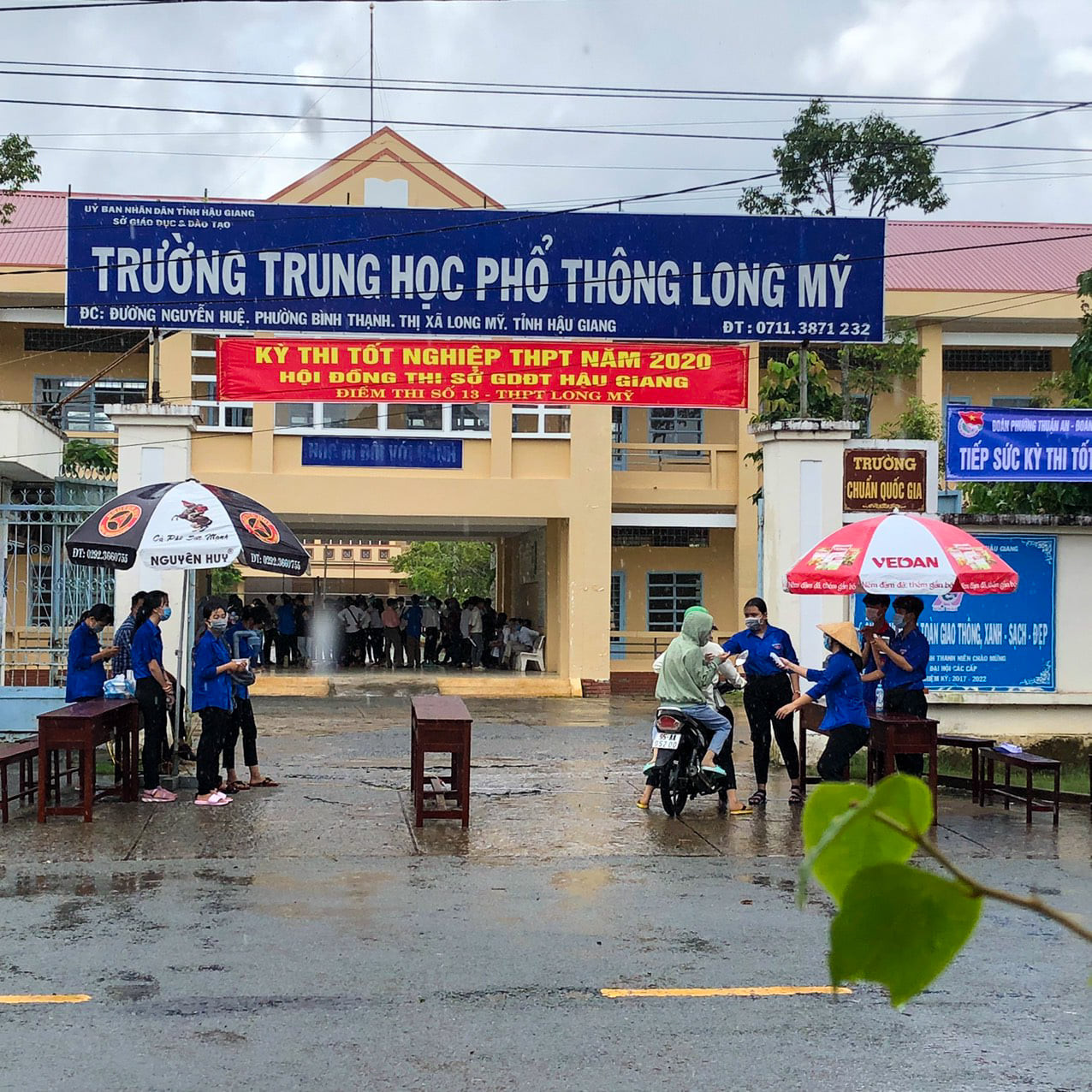 Cảm động tình nguyện viên dầm mưa hỗ trợ thí sinh thi tốt nghiệp THPT ảnh 3