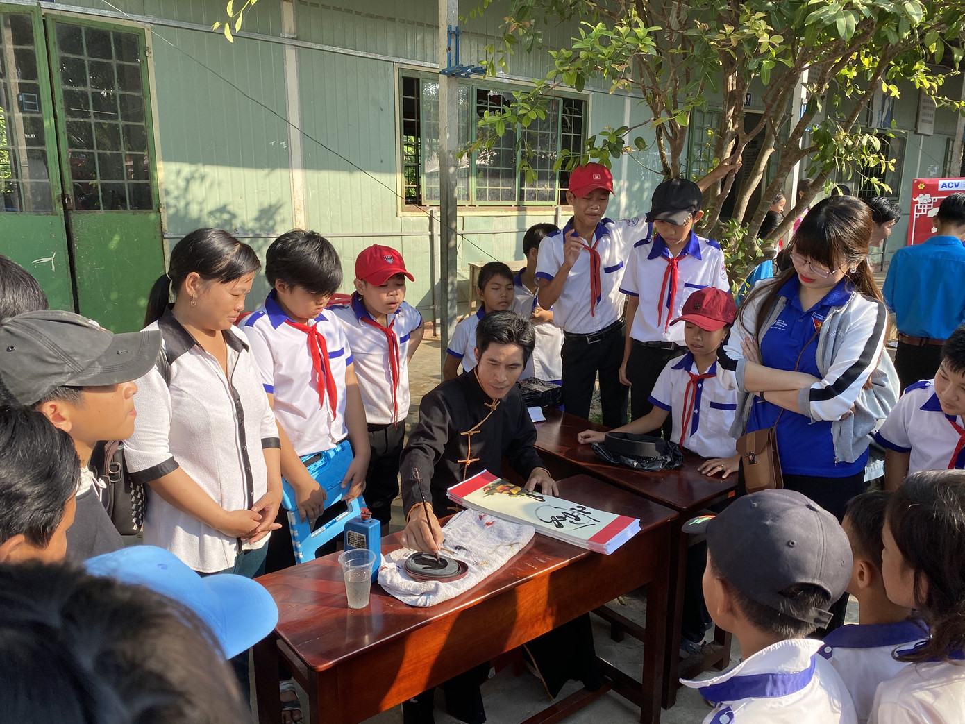 Mang xuân yêu thương đến với trẻ em nghèo vùng sâu ảnh 4