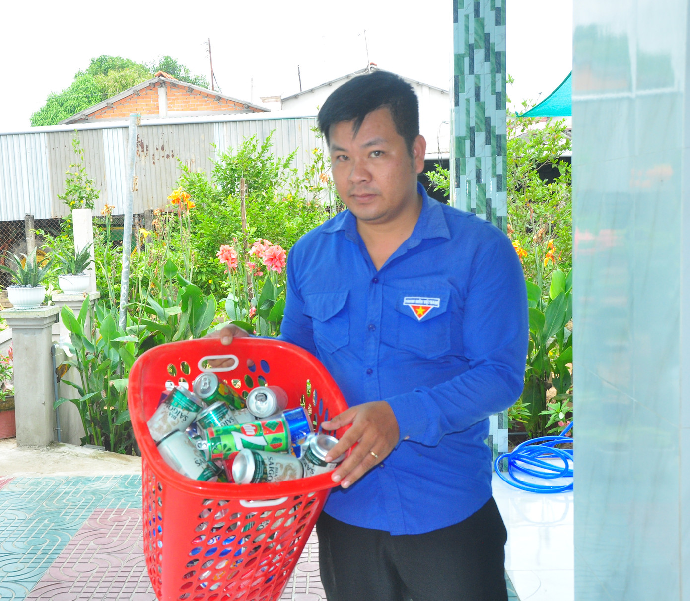 Độc đáo tranh làm từ đồ tái chế của phó Bí thư xã đoàn ảnh 10