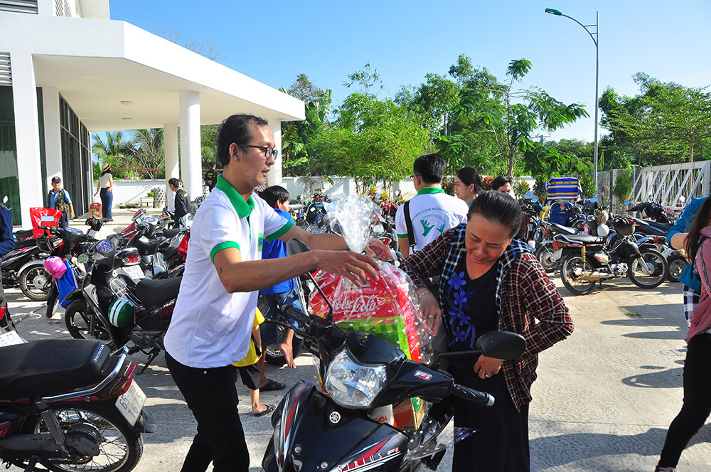 Người khuyết tật vượt hàng chục cây số để nhận quà tết ảnh 10