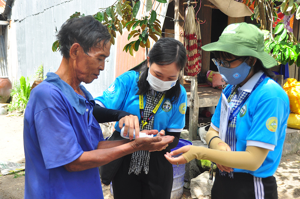 Chiến sỹ tình nguyện 'gõ từng nhà' tuyên truyền phòng dịch ở biên giới ảnh 2