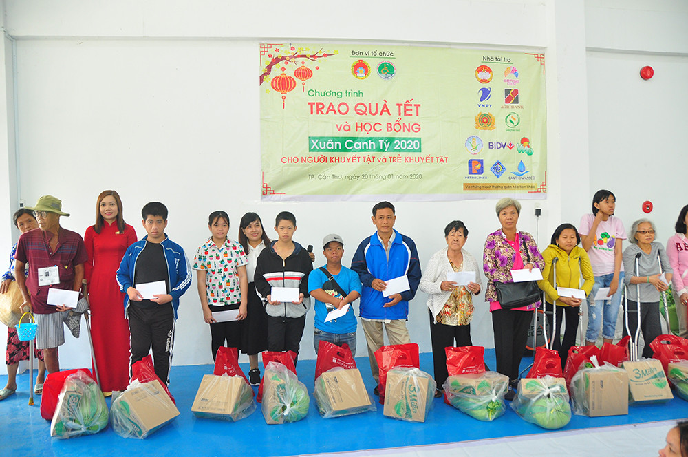 Người khuyết tật vượt hàng chục cây số để nhận quà tết ảnh 5