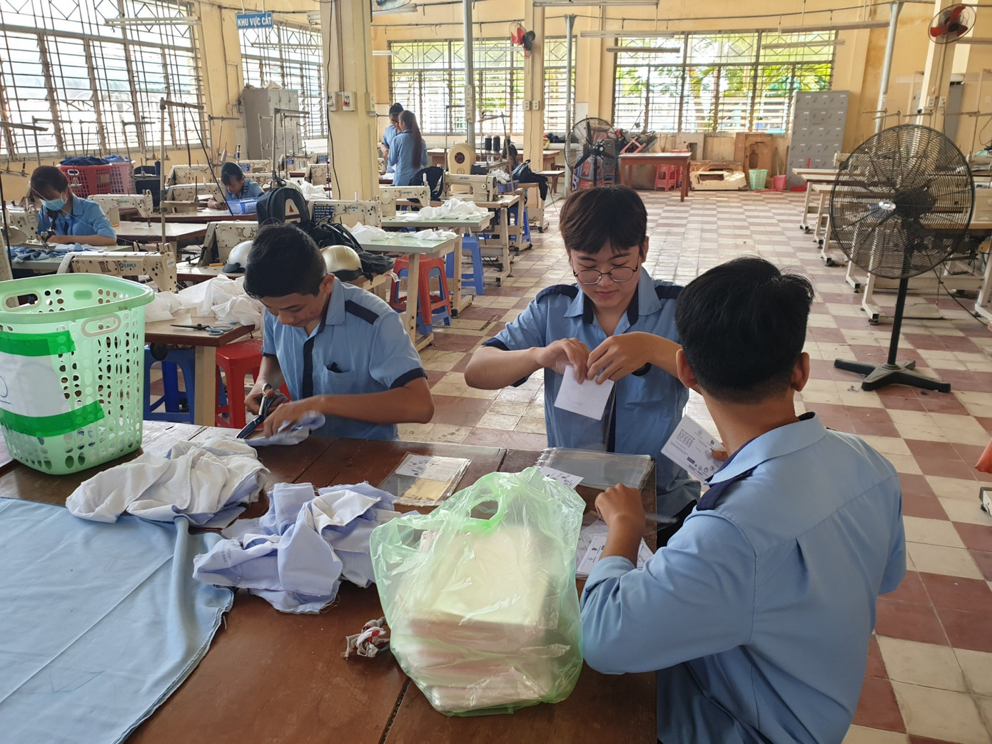 An Giang: May 5000 khẩu trang tặng sinh viên và người dân ảnh 4