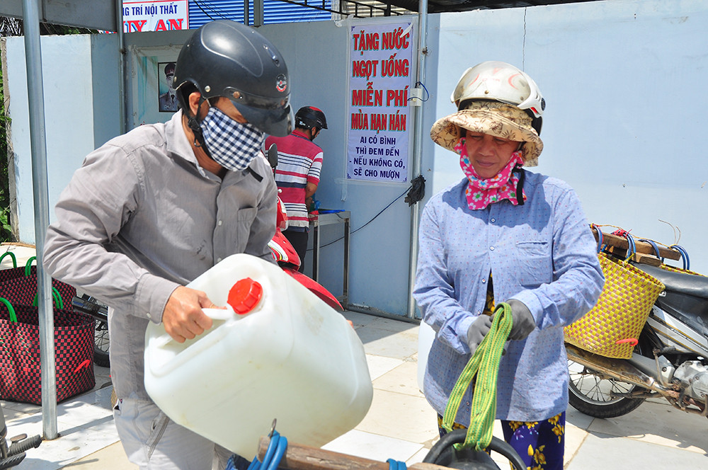 Đầu tư gần 200 triệu mua máy lọc nước mặn thành ngọt tặng miễn phí cho dân ảnh 8