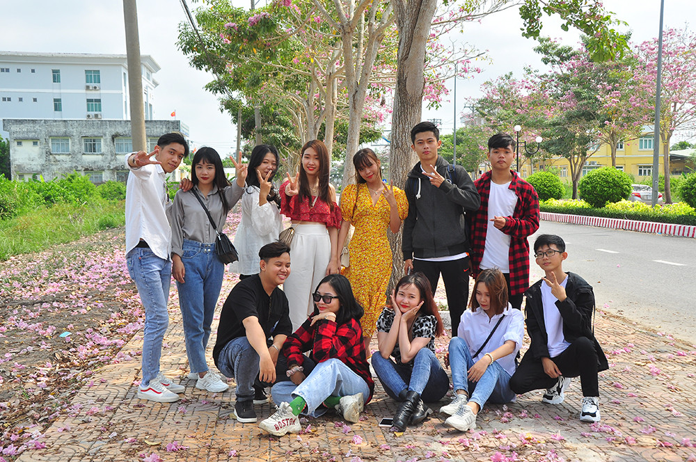 Con đường hoa kèn hồng ở miền Tây lung linh như phim Hàn thu hút giới trẻ ảnh 10