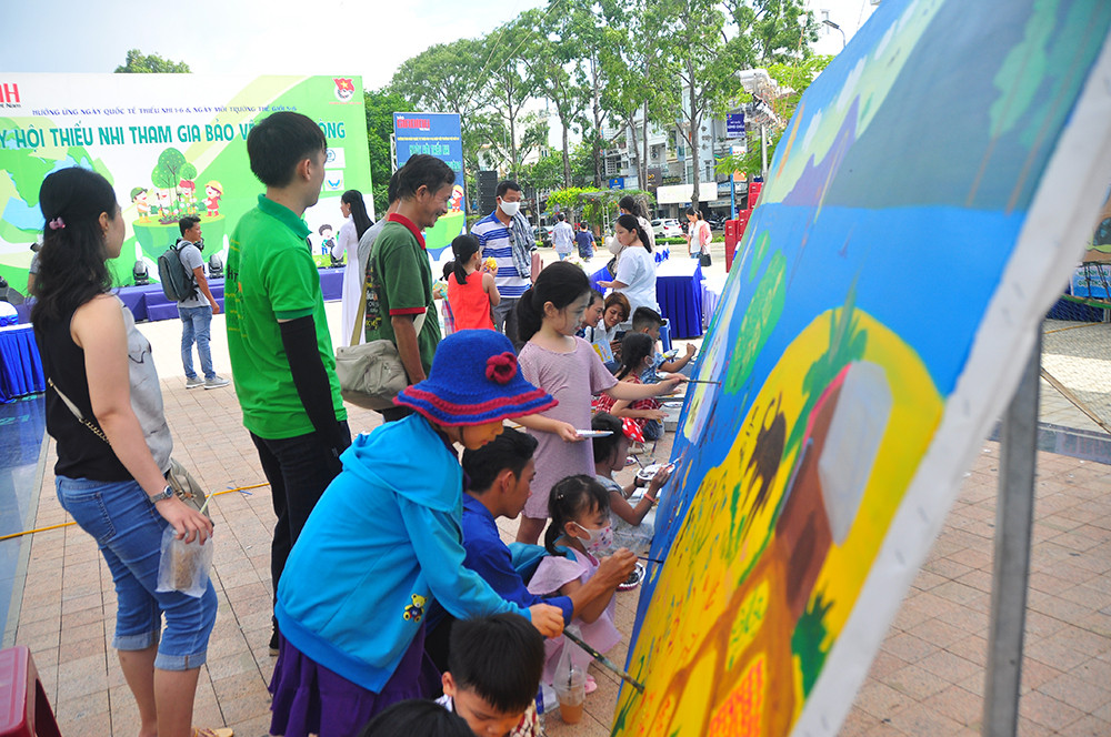 Sôi nổi ngày hội mang đồ nhựa đến đổi quà ảnh 7