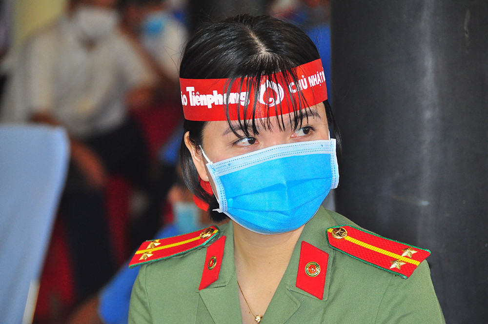 Nữ chiến sĩ công an sôi nổi trong ngày hội hiến máu Chủ nhật Đỏ ảnh 6