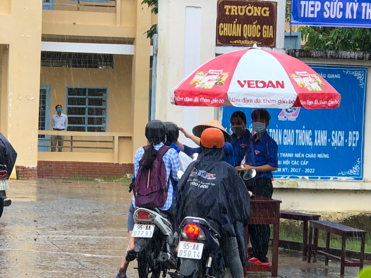 Cảm động tình nguyện viên dầm mưa hỗ trợ thí sinh thi tốt nghiệp THPT ảnh 10