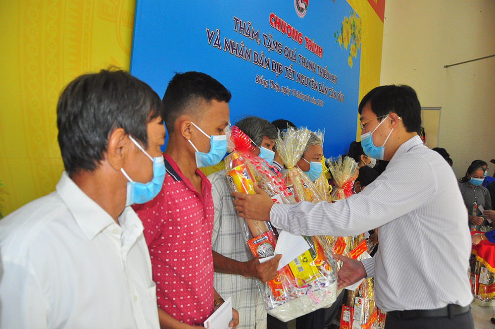 Tặng gần 1 tỷ đồng cho người dân Đồng Tháp vui xuân, đón tết ảnh 2
