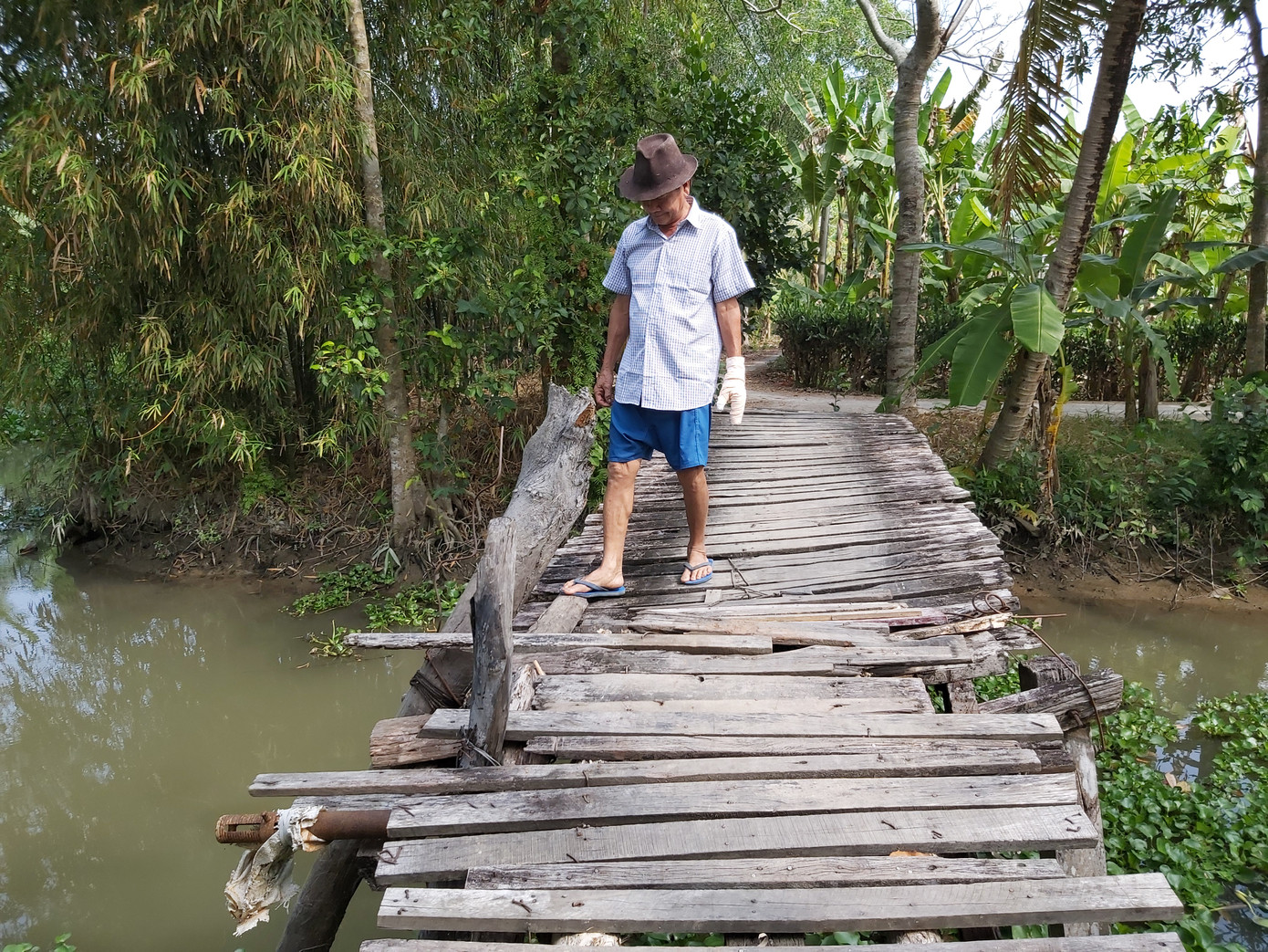 Người dân Hậu Giang thót tim qua cầu... chờ sập ảnh 1