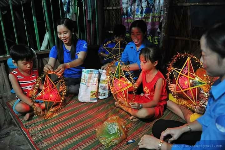 Đoàn viên rửa xe gây quỹ tặng quà cho trẻ khuyết tật vui trung thu ảnh 4