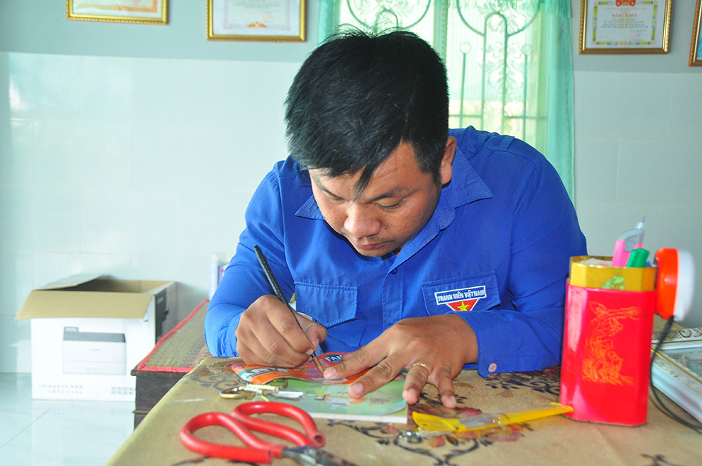 Độc đáo tranh làm từ đồ tái chế của phó Bí thư xã đoàn ảnh 2