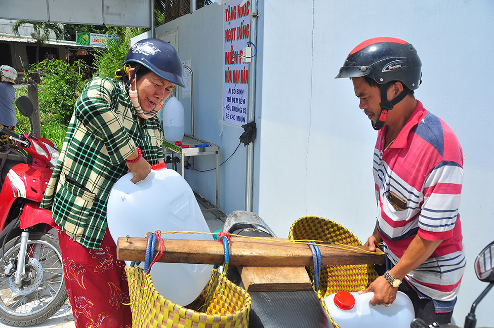 Đầu tư gần 200 triệu mua máy lọc nước mặn thành ngọt tặng miễn phí cho dân ảnh 13