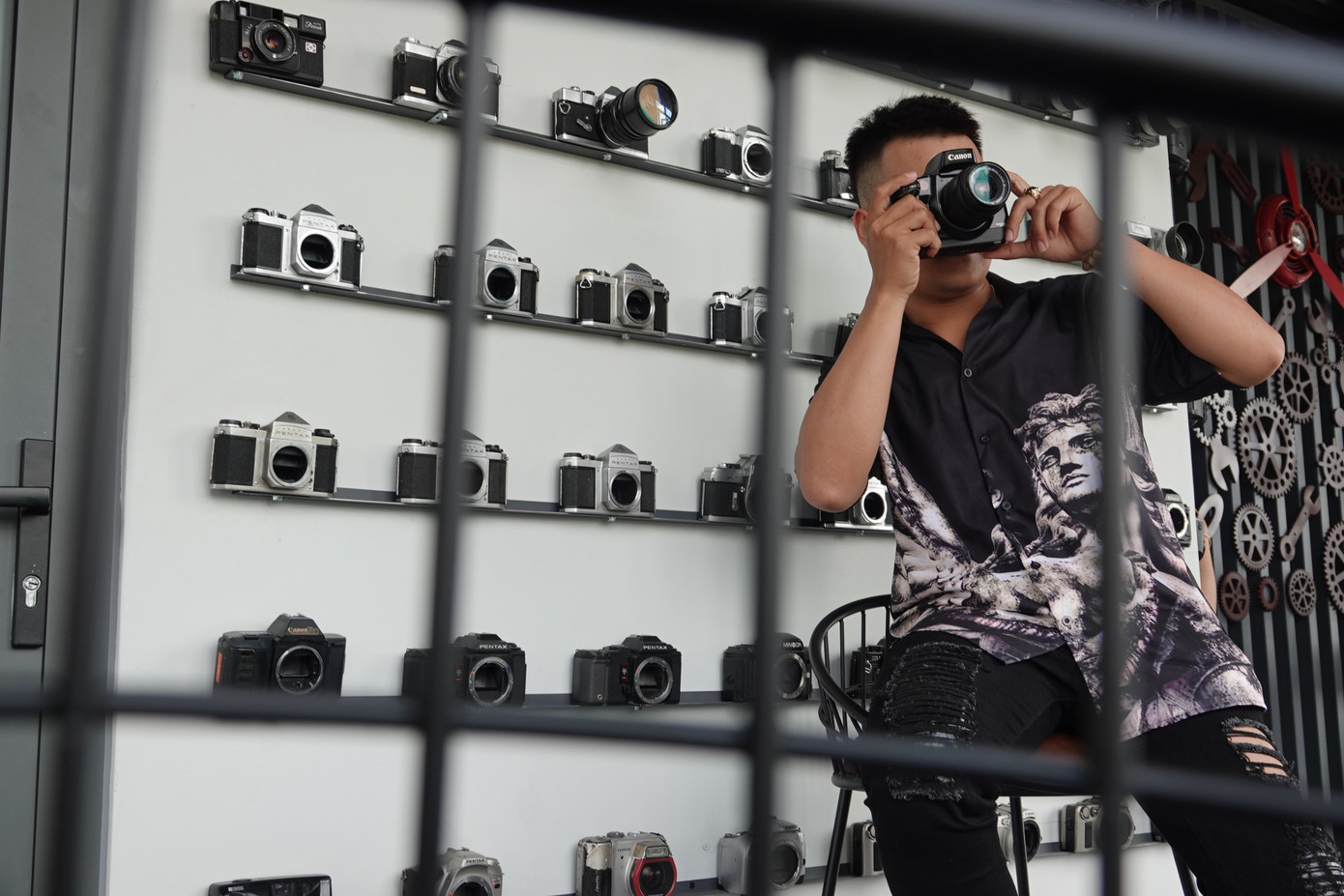 Lóa mắt với bộ sưu tập 600 máy ảnh của chàng trai ở miền Tây ảnh 9