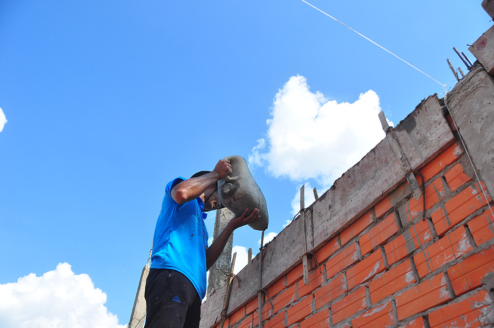 Chiến sỹ tình nguyện 'đội nắng' xây nhà giúp dân nghèo ảnh 2