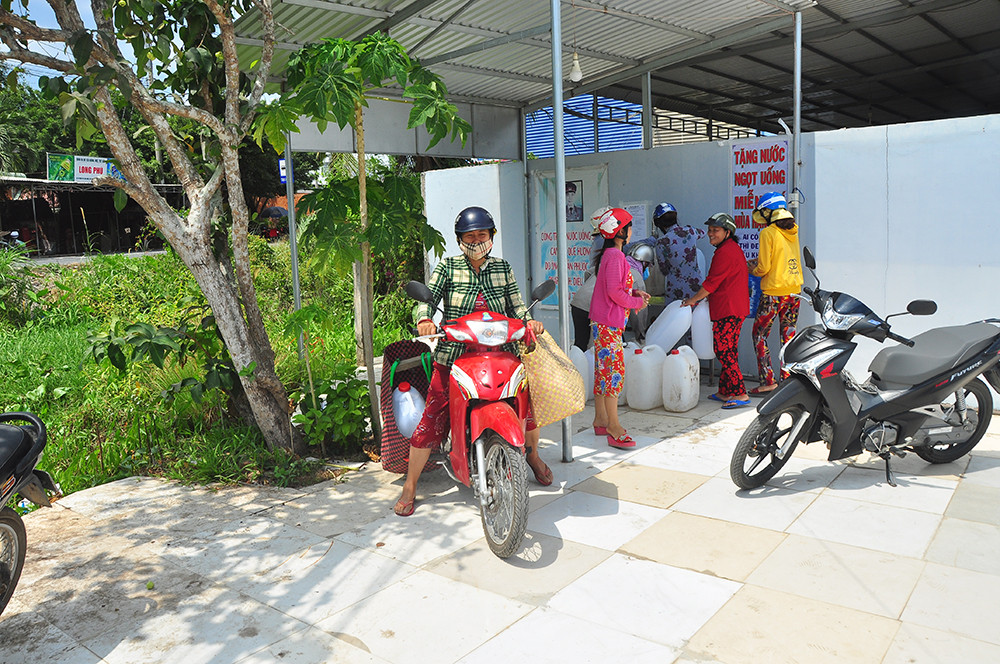 Đầu tư gần 200 triệu mua máy lọc nước mặn thành ngọt tặng miễn phí cho dân ảnh 9