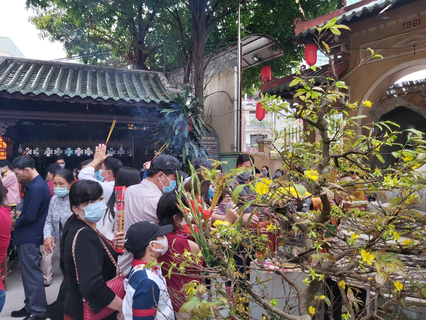 Đông nghịt người viếng chùa ngày đầu năm mới ở Cần Thơ ảnh 12