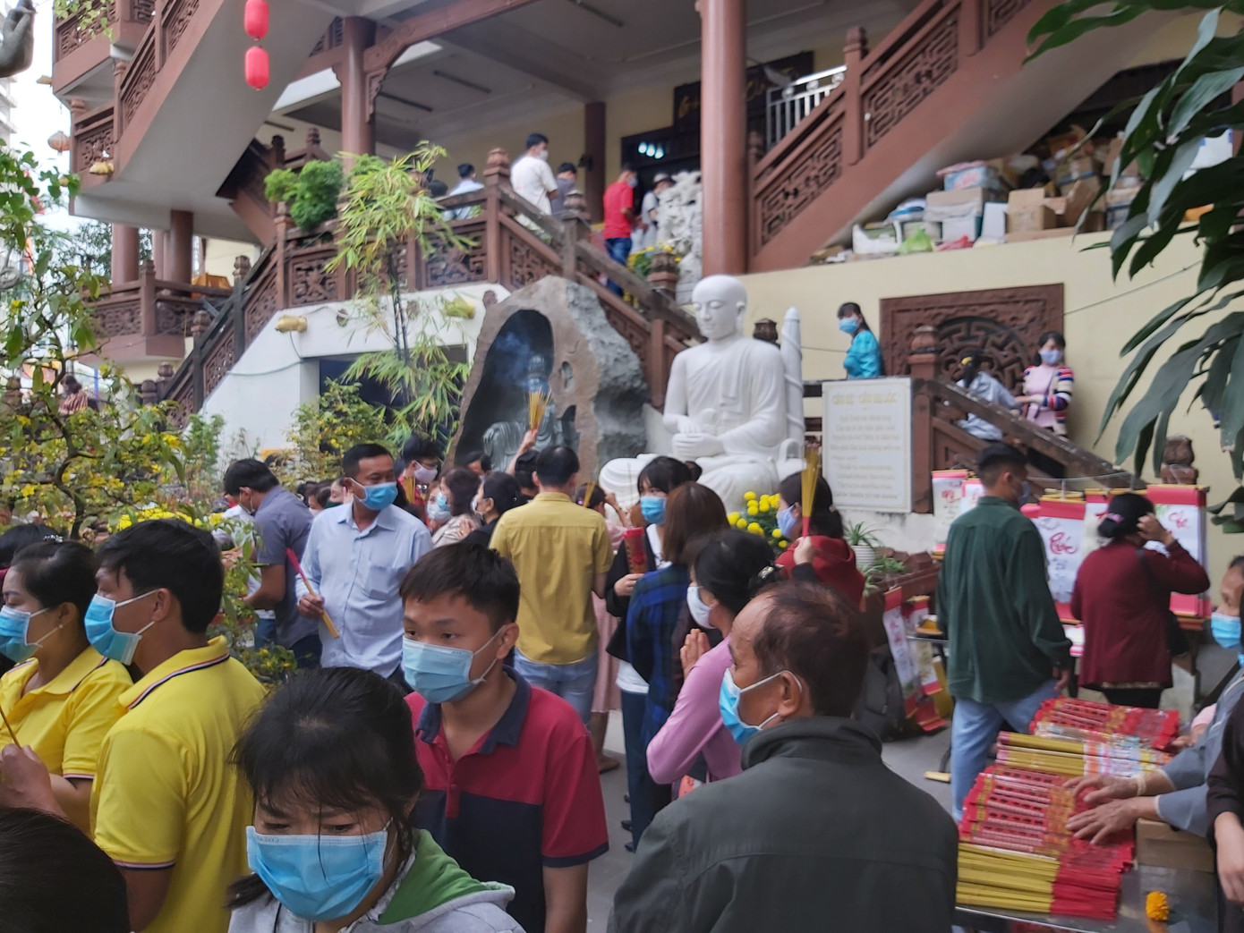 Đông nghịt người viếng chùa ngày đầu năm mới ở Cần Thơ ảnh 13
