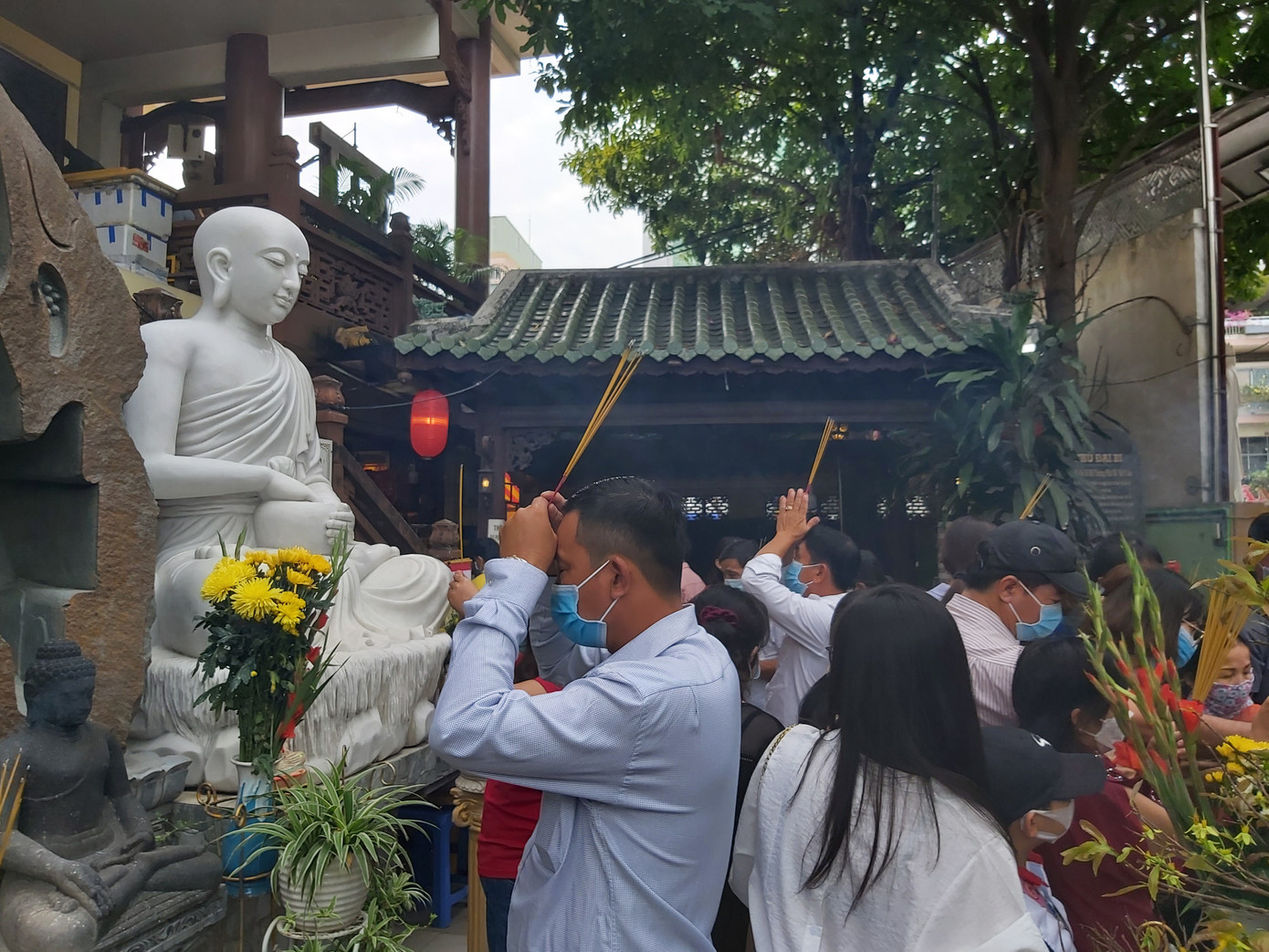 Đông nghịt người viếng chùa ngày đầu năm mới ở Cần Thơ ảnh 11