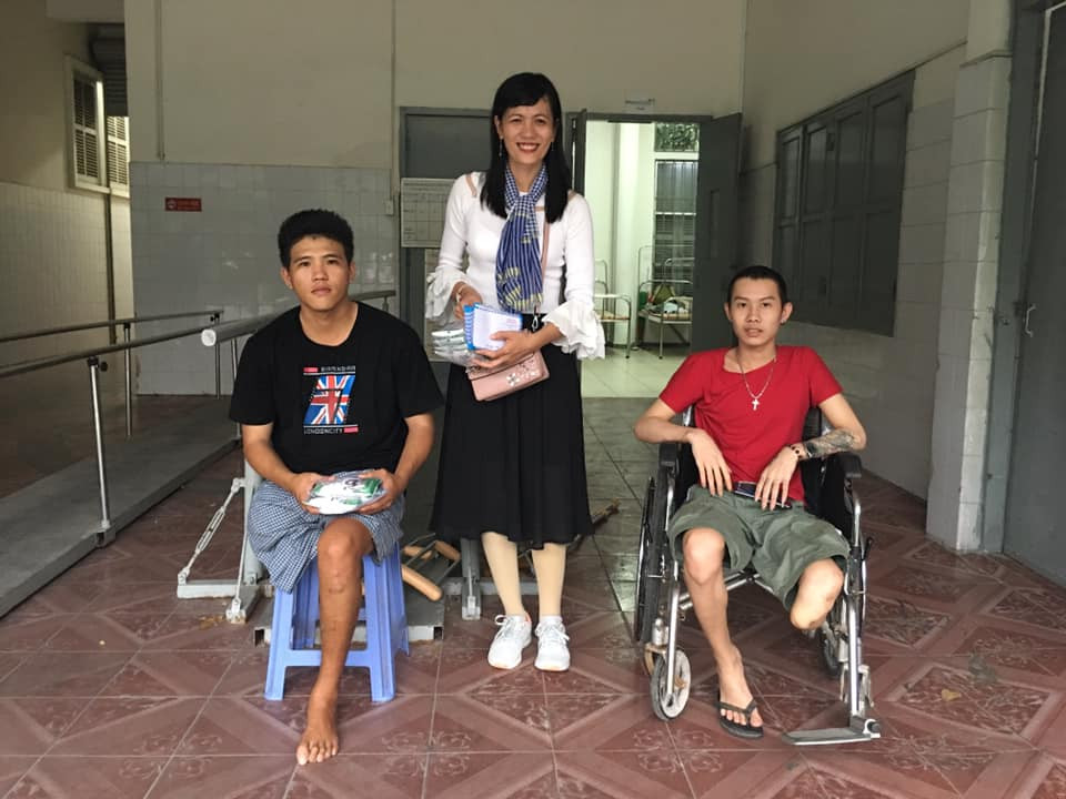 Cô giáo một chân đầy nhiệt huyết say mê thiện nguyện ảnh 3