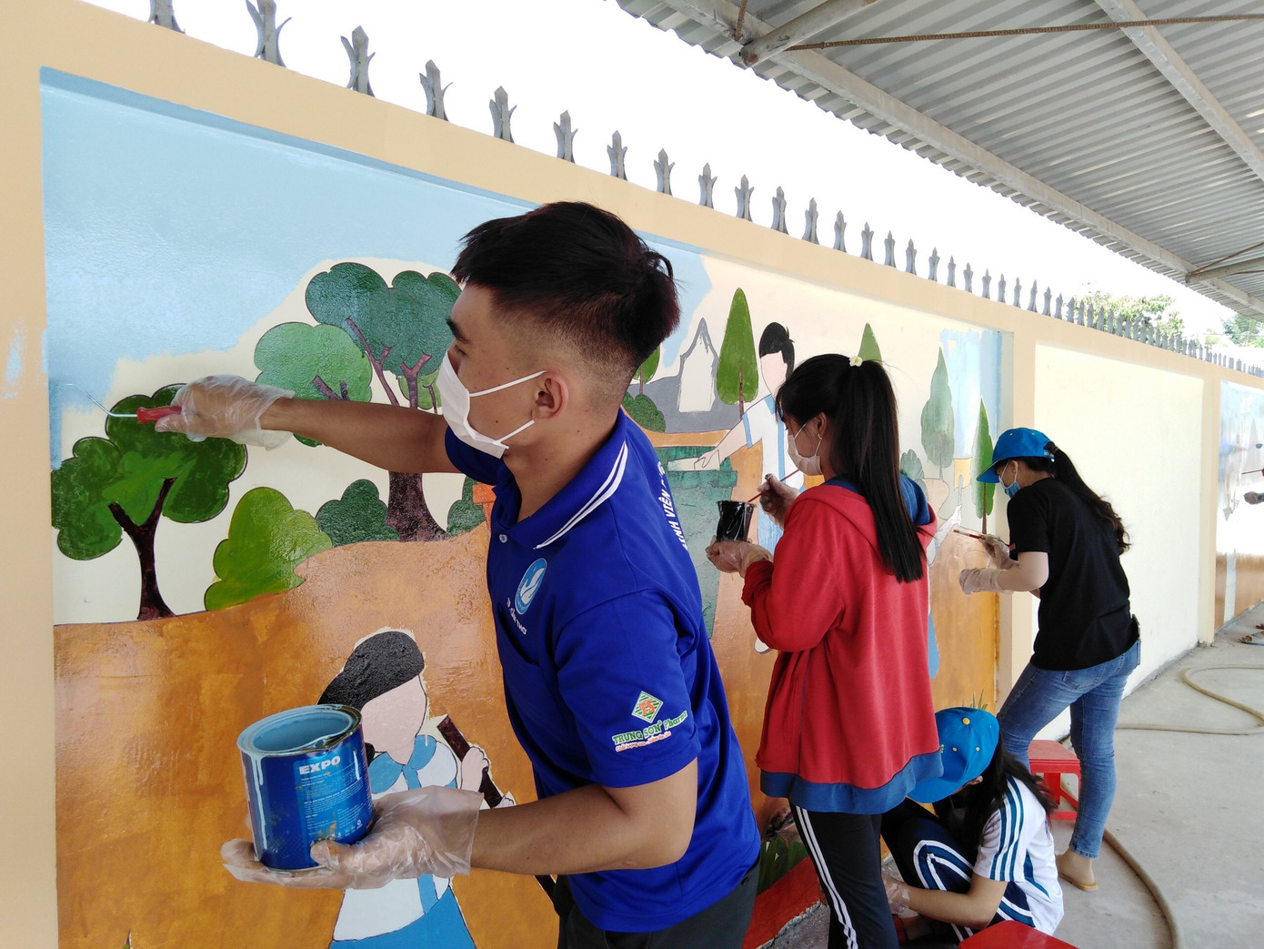 Biến tường cũ kỹ thành bức tranh sinh động đầy màu sắc ảnh 5