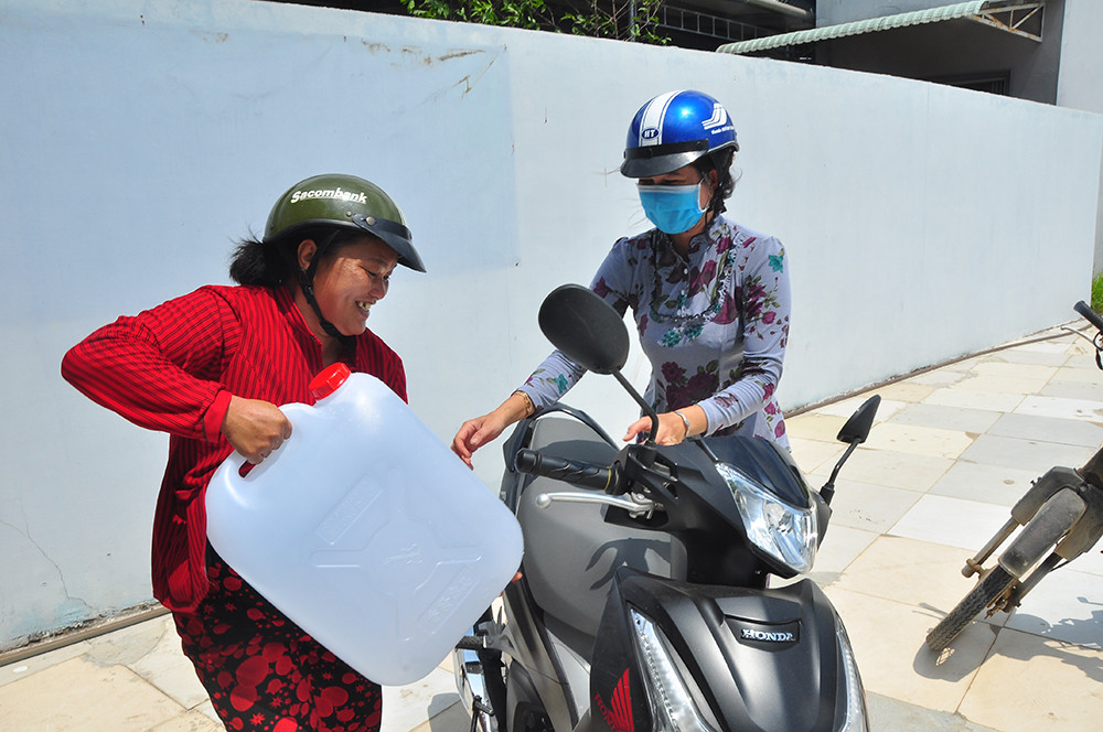 Đầu tư gần 200 triệu mua máy lọc nước mặn thành ngọt tặng miễn phí cho dân ảnh 3