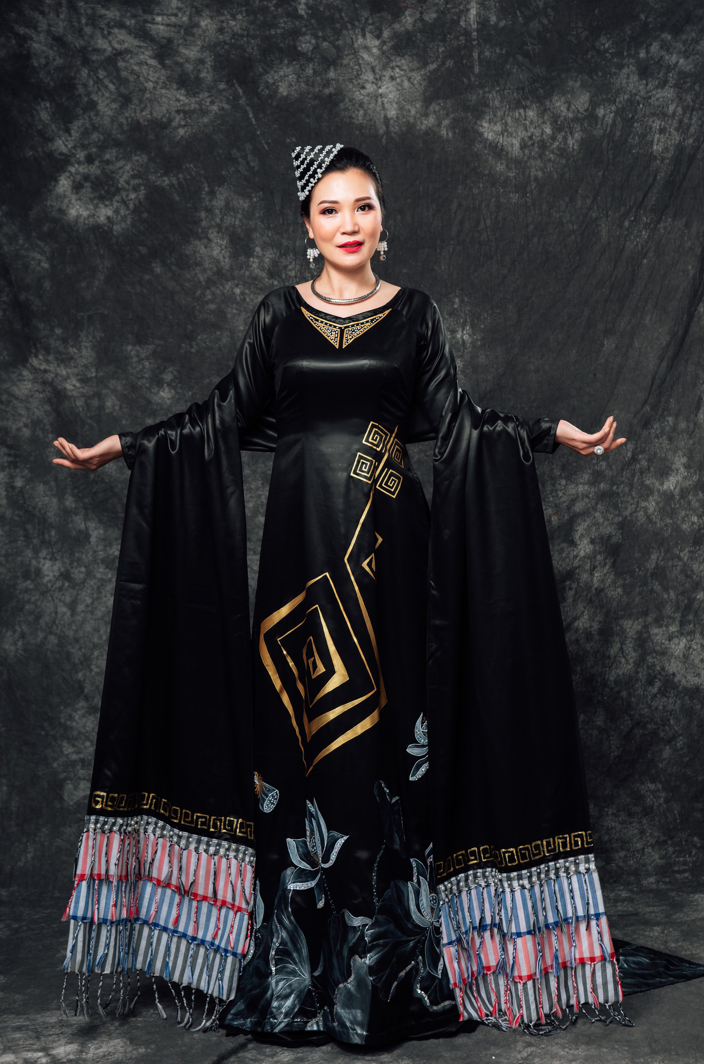 Đờn ca tài tử được khắc họa ấn tượng trên áo dài Việt Nam ảnh 5