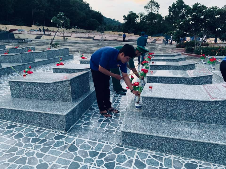 An Giang thắp nến tri ân anh hùng liệt sỹ ảnh 3