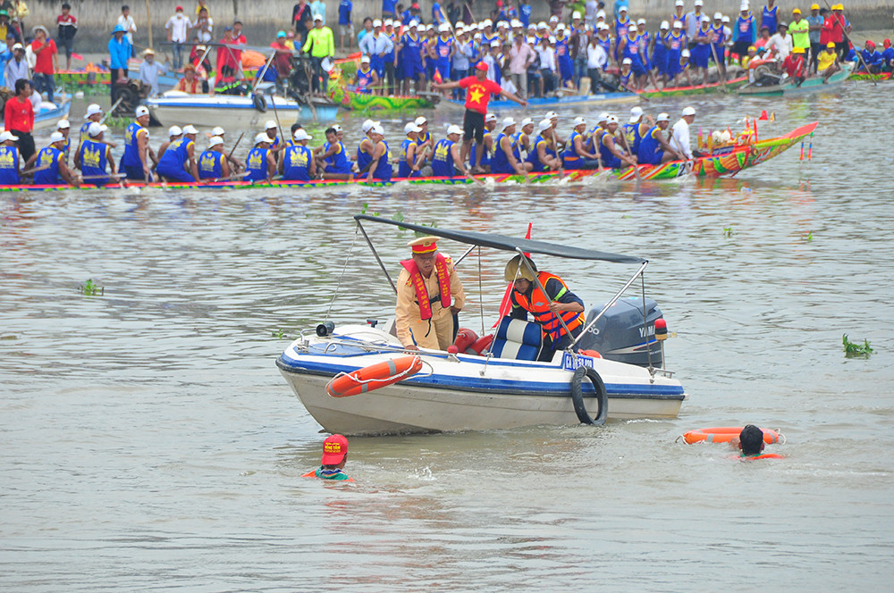 Nghìn người đứng kín bờ sông mê mải xem đua ghe ngo ở Sóc Trăng ảnh 13