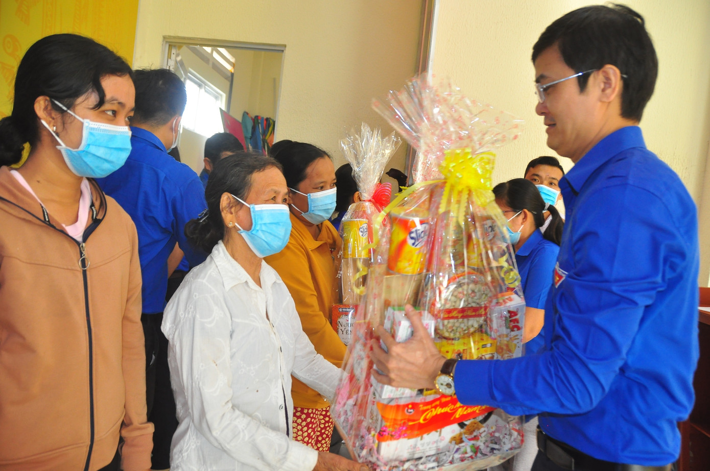 Tặng gần 1 tỷ đồng cho người dân Đồng Tháp vui xuân, đón tết ảnh 4