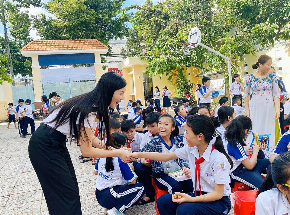 Hoa khôi Huỳnh Thúy Vi đồng hành với thiếu nhi bảo vệ môi trường ảnh 4