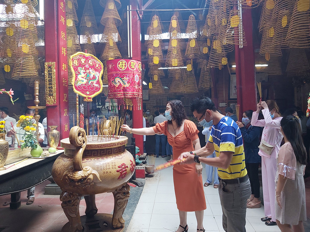 Đông nghịt người viếng chùa ngày đầu năm mới ở Cần Thơ ảnh 3
