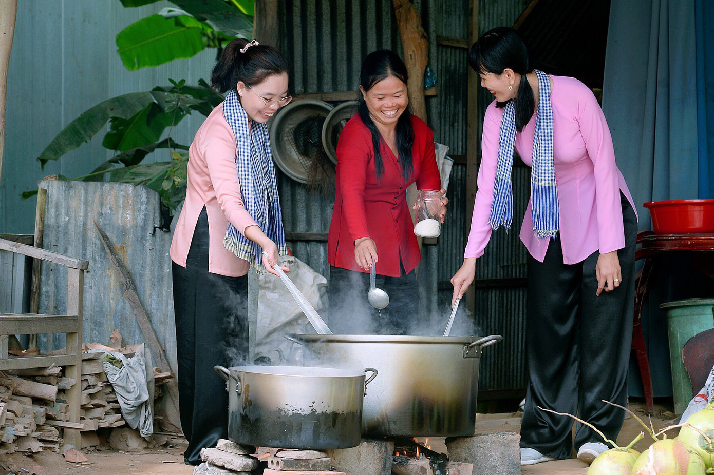 Cảm động cô giáo 1 chân mang bánh tét tiếp sức bộ đội chống dịch ảnh 7