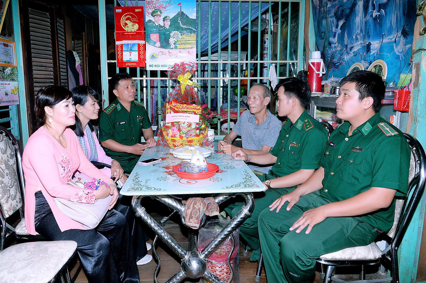 Cảm động cô giáo 1 chân mang bánh tét tiếp sức bộ đội chống dịch ảnh 9