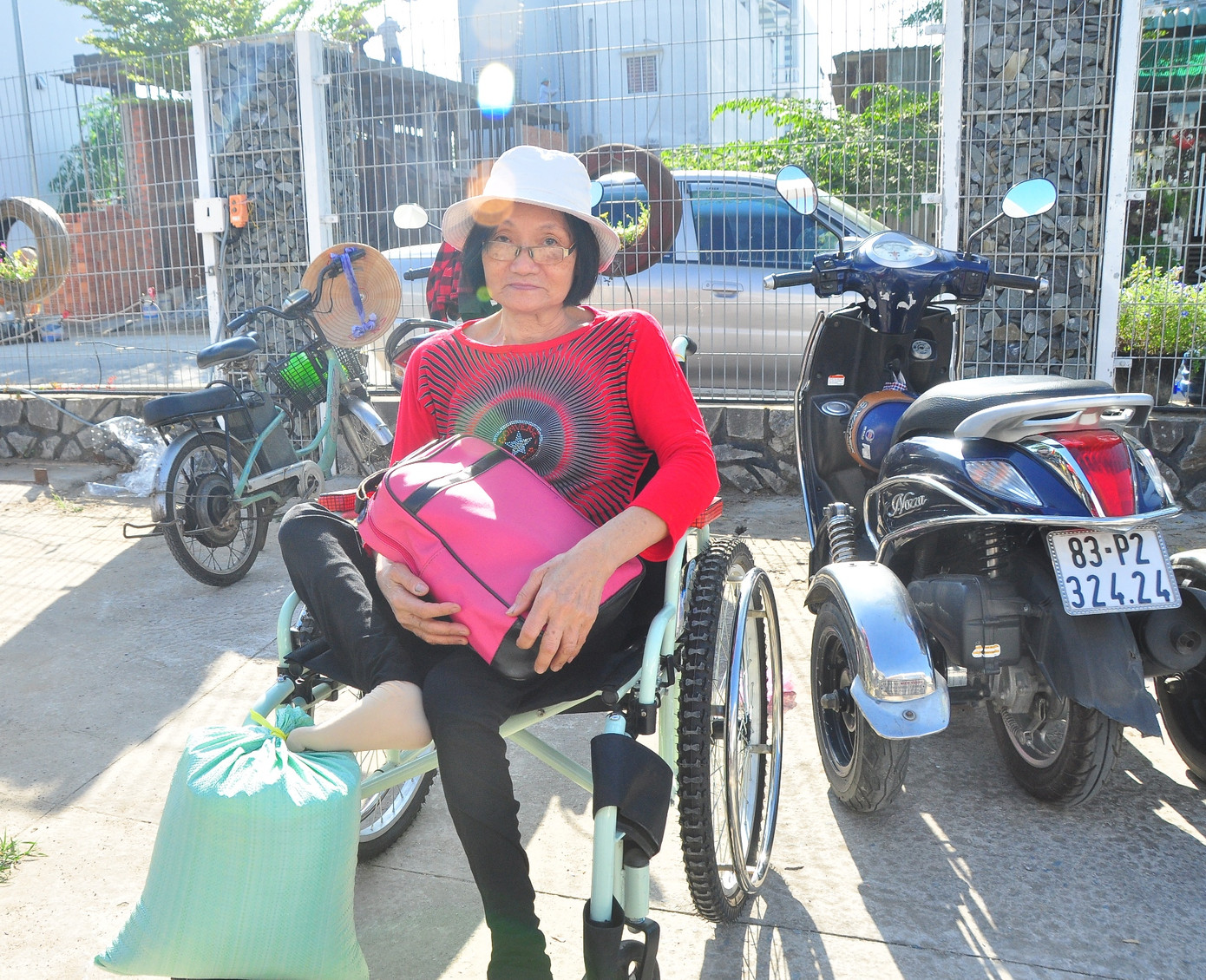 Người khuyết tật vượt hàng chục cây số để nhận quà tết ảnh 3