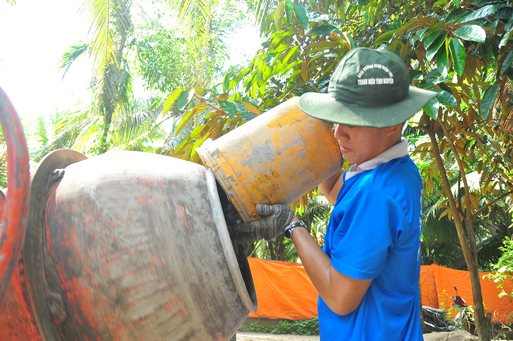 Chiến sỹ tình nguyện 'đội nắng' xây nhà giúp dân nghèo ảnh 4