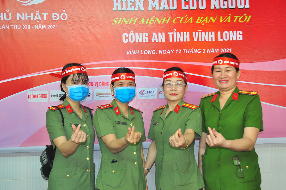 Nữ chiến sĩ công an sôi nổi trong ngày hội hiến máu Chủ nhật Đỏ ảnh 4