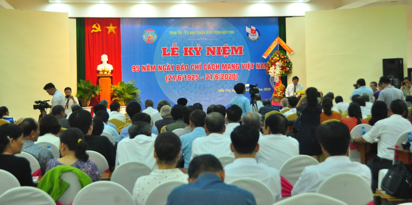 Chủ tịch UBND tỉnh Bến Tre tặng bằng khen phóng viên báo Tiền Phong ảnh 3