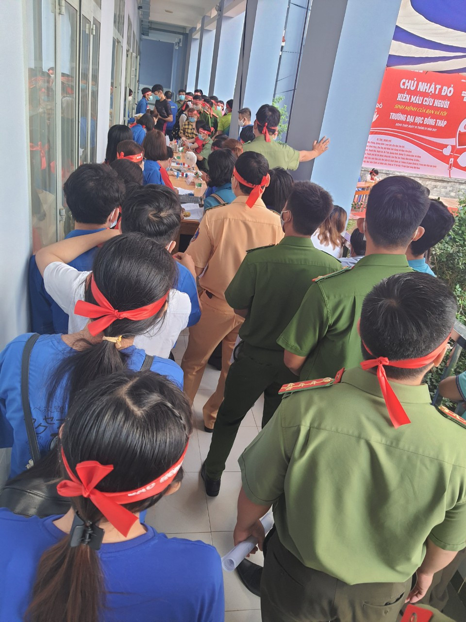 Hàng trăm bạn trẻ tham gia hiến máu tại trường ĐH Đồng Tháp ảnh 16