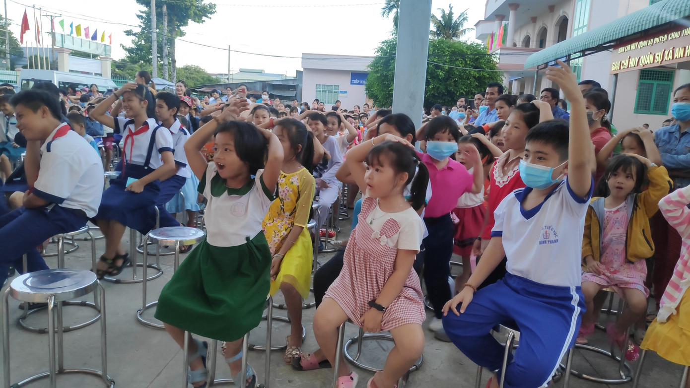 Hàng nghìn phần quà đến với trẻ em ĐBSCL vui Trung thu ảnh 6