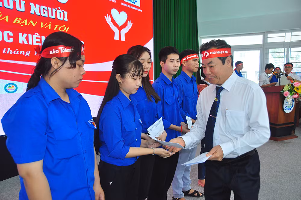 Hoa hậu Đỗ Thị Hà hưởng ứng ngày hội Chủ nhật Đỏ tại Thanh Hoá ảnh 22