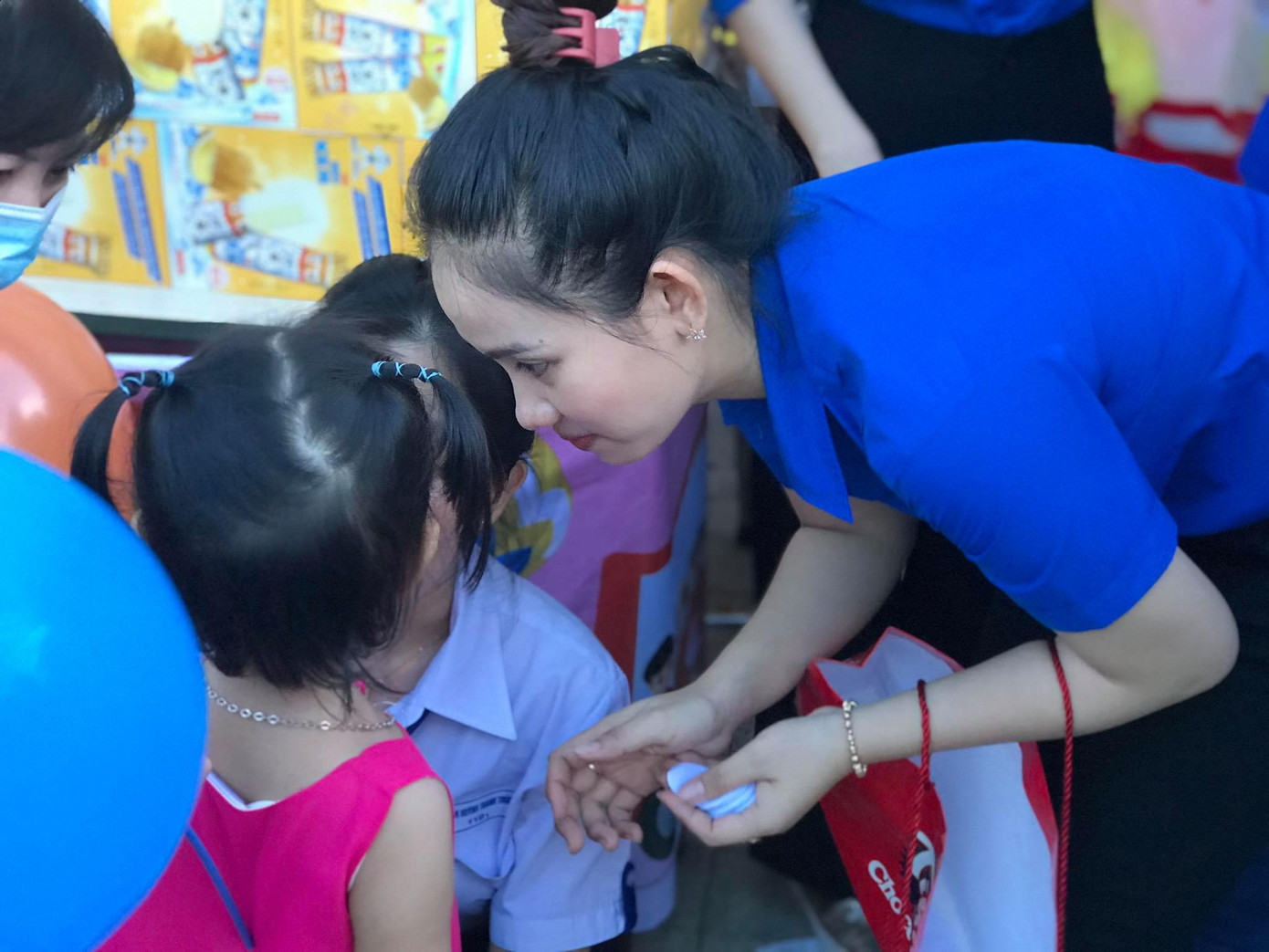 Nữ Bí thư Đoàn 9X duyên dáng, mê thiện nguyện ảnh 6