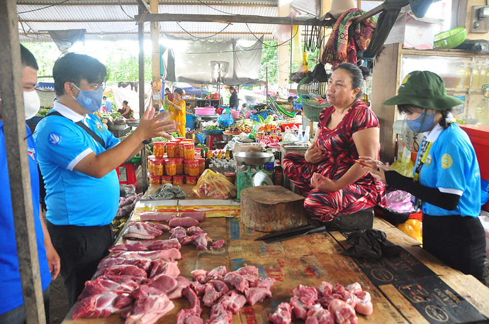 Chiến sỹ tình nguyện 'gõ từng nhà' tuyên truyền phòng dịch ở biên giới ảnh 12