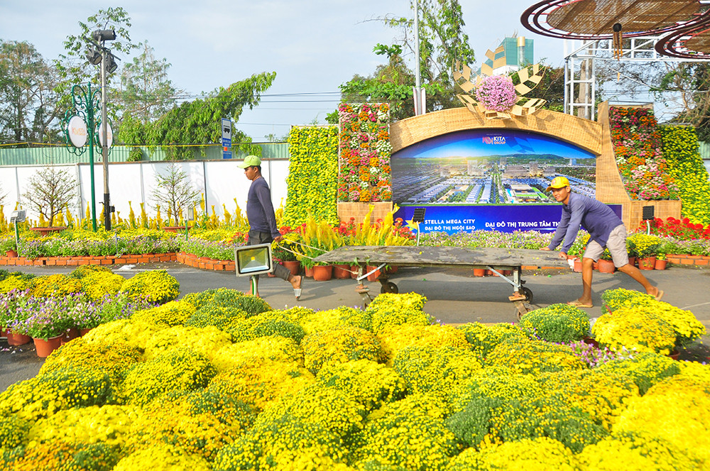 'Trâu lái phi thuyền' và nhiều mô hình đẹp mắt tại đường hoa Xuân Cần Thơ ảnh 3