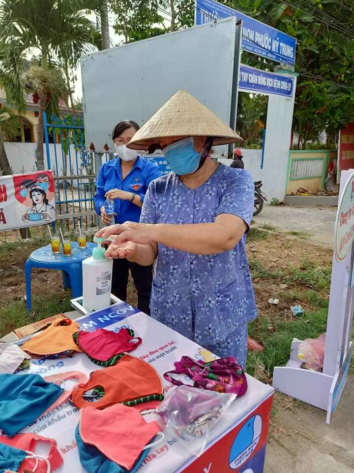 Bạn trẻ xứ dừa may khẩu trang, làm bồn rửa tay từ lốp xe ảnh 4