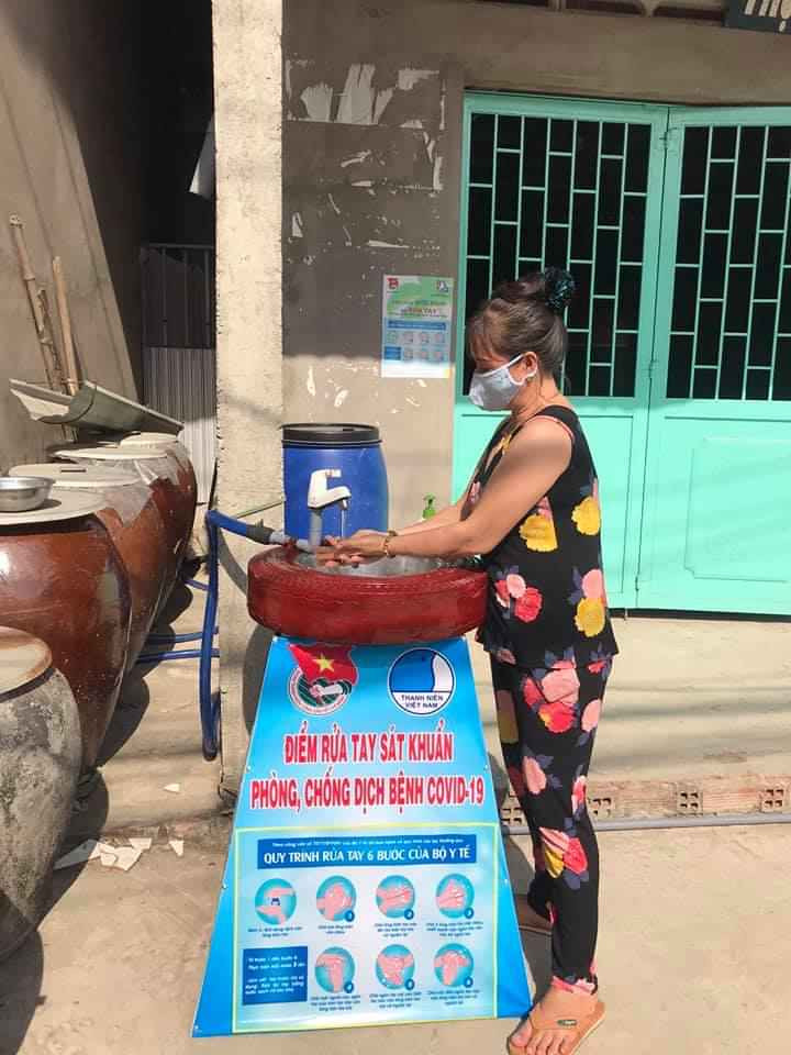 Bạn trẻ xứ dừa may khẩu trang, làm bồn rửa tay từ lốp xe ảnh 3