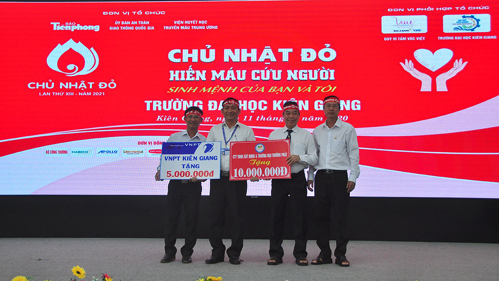 Chủ nhật Đỏ tiếp sức sinh viên nghèo vượt khó ảnh 4