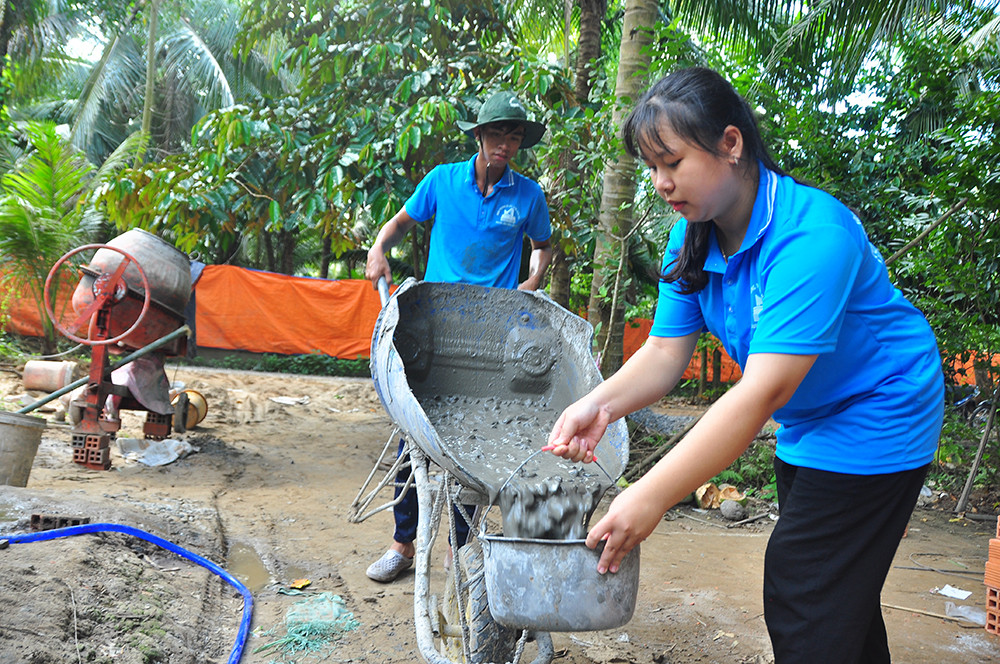 Những cô gái ướt mồ hôi trộn vữa xây công trình nhân ái ảnh 10