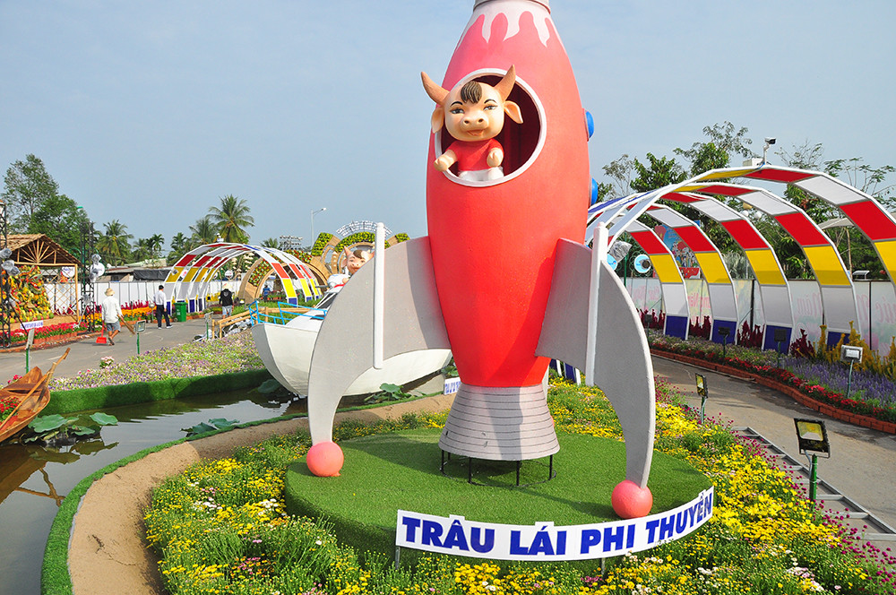 'Trâu lái phi thuyền' và nhiều mô hình đẹp mắt tại đường hoa Xuân Cần Thơ ảnh 12